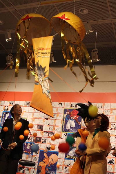 展覧会「鳥山明 The World of DRAGON BALL」は、一星球（イーシンチュウ）を模したくす玉開きで幕開けた。