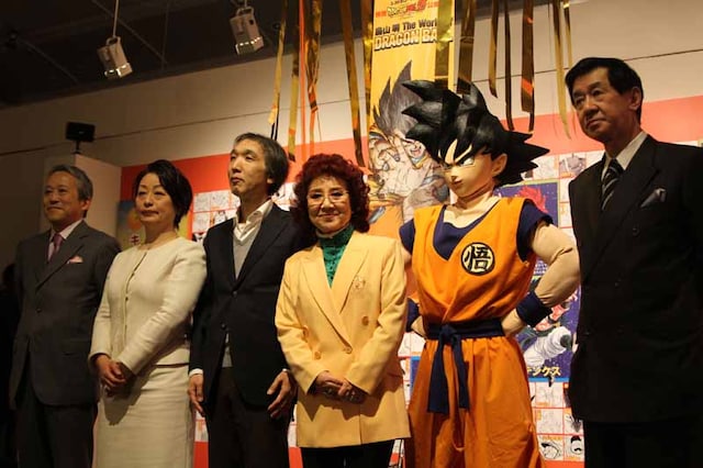 オープニングセレモニーの様子。左は「Dr.スランプ」に登場するDr.マシリトのモデルとしても知られる集英社の鳥嶋和彦氏。