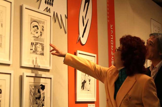 原画展を楽しむ野沢雅子。