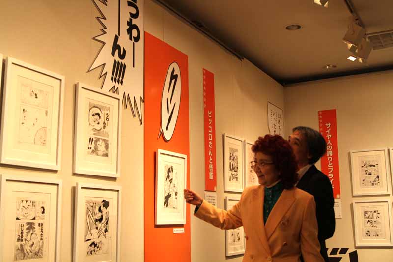 原画展を楽しむ野沢雅子と細田監督。