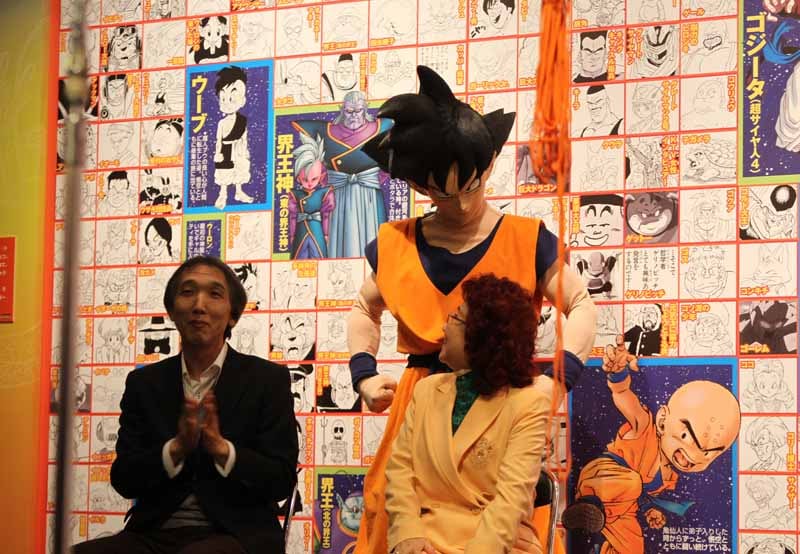 孫悟空と楽しそうに会話する野沢雅子。