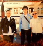 グランドキャニオンへ向かう直前の地獄のミサワ（左）と担当編集・林氏（中央）。