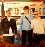 グランドキャニオンへ向かう直前の地獄のミサワ（左）と担当編集・林氏（中央）。