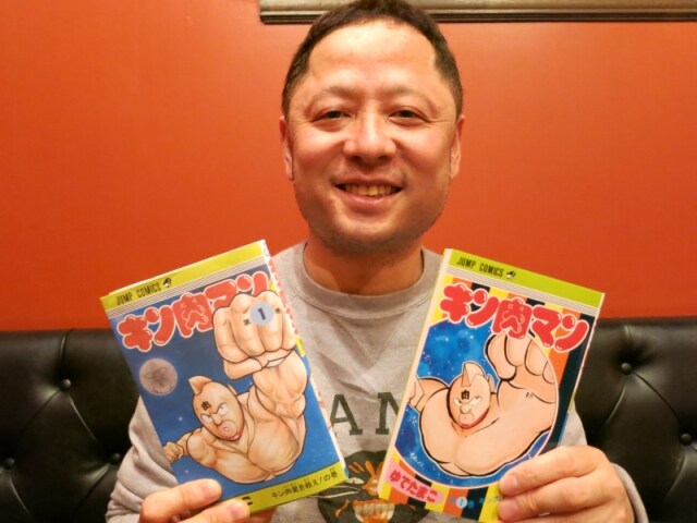 「キン肉マン」復刻版1巻（左）と旧版1巻（右）を持つゆでたまご嶋田隆司。(C)ゆでたまご／集英社