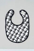 「ロンパース＆スタイ（空条承太郎）」のスタイ。(C)荒木飛呂彦＆LUCKY LAND COMMUNICATIONS／集英社