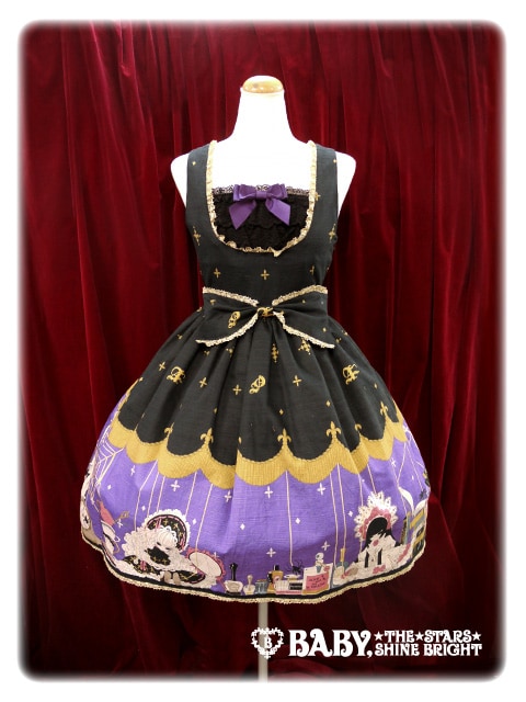 中村明日美子と「ALICE and the PIRATES」のコラボドレス「Marionette in my closet room柄 ジャンパースカートI」。