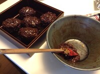 「泥まんじゅう」作成の様子。