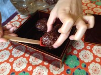 「泥まんじゅう」作成の様子。