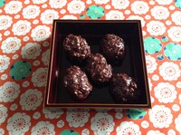 誌面では、カステラをチョコレートとコーンフレークでコーティングして「泥まんじゅう」を再現。