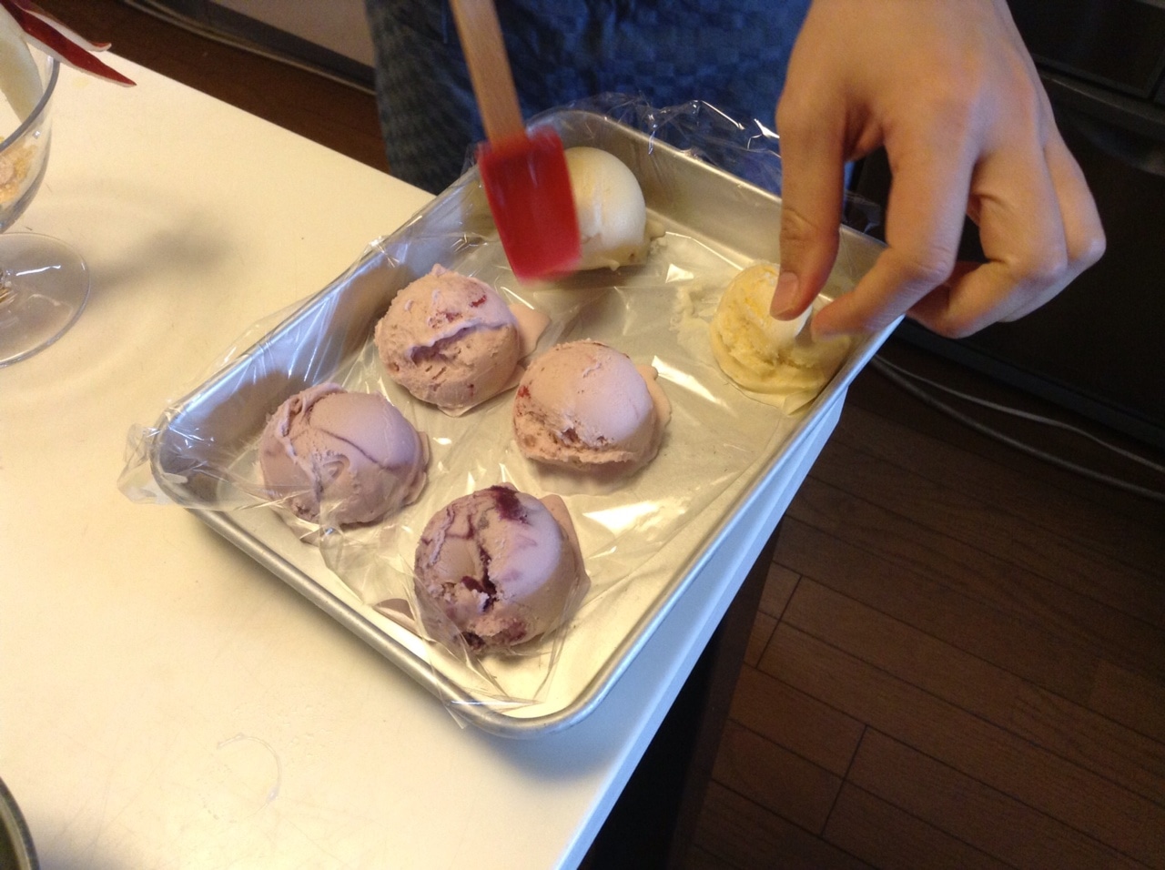 「山もりパフェ」作成の様子。