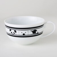 持ち手が右にあるときのカップデザイン。(C)ヒガアロハ・小学館／しろくまカフェ製作委員会 2012