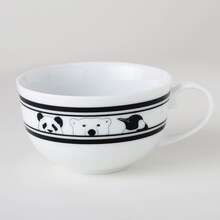 持ち手が右にあるときのカップデザイン。(C)ヒガアロハ・小学館／しろくまカフェ製作委員会 2012