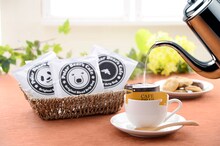 「しろくまカフェ オリジナルブレンド ドリップバッグ」の使用イメージ。(C)ヒガアロハ・小学館／しろくまカフェ製作委員会 2012