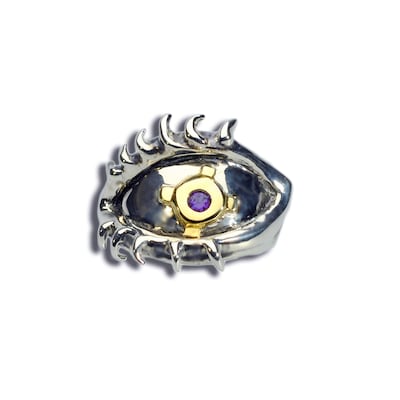 ジャイロ・ツェペリの目を再現したシルバーリング「スゲェー見えるッ!!」。(C)LUCKY LAND COMMUNICATIONS / SHUEISHA