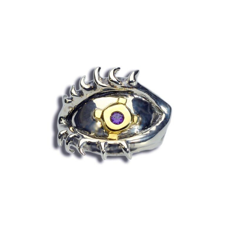 ジャイロ・ツェペリの目を再現したシルバーリング「スゲェー見えるッ!!」。(C)LUCKY LAND COMMUNICATIONS / SHUEISHA