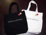 トートバッグは黒と白の2種類。