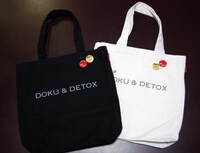 トートバッグは黒と白の2種類。