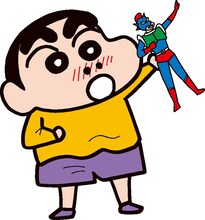 「クレヨンしんちゃん」より、アクション仮面の人形を手にする野原しんのすけ。(C)臼井儀人／双葉社