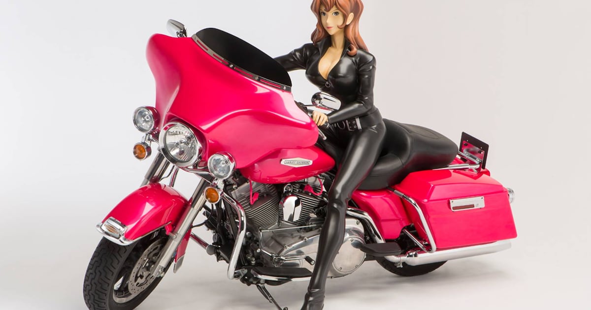 峰不二子等身大フィギュアとピンクの中古ハーレー1名に - コミックナタリー
