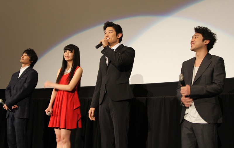 （左から）安田顕、清水富美加、鈴木亮平、ムロツヨシ。