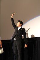 オスカー像に見立て変態仮面フィギュアを掲げる鈴木亮平。