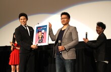 あんど慶周から鈴木亮平に、描き下ろしイラストがプレゼントされた。