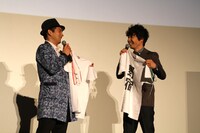 お互いの言葉を見て笑いあうふたり。