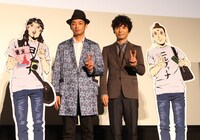 イエスやブッダと同じく、ピースサインで撮影に応じる森山未來（左）と星野源（右）。