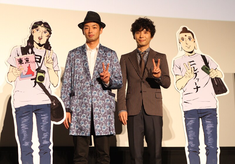 イエスやブッダと同じく、ピースサインで撮影に応じる森山未來（左）と星野源（右）。