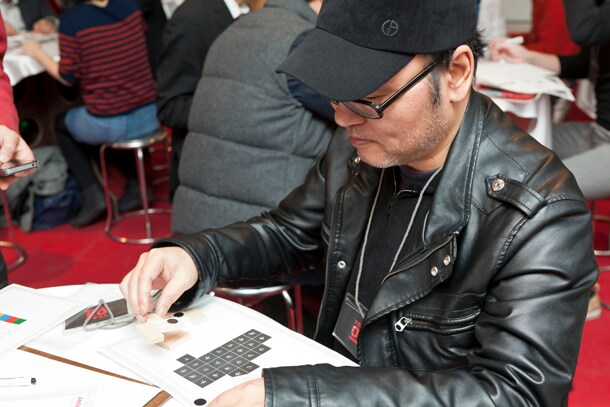 「リアル脱出ゲーム×名探偵コナン 摩天楼からの脱出」に挑戦中の青山剛昌。顔は真剣そのもの。