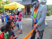 昨年の様子。「怪物くん」のフランケンに扮したスタッフと子どもたち。