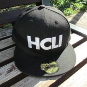 ブラックの「NEW ERAコラボベースボールキャップ」。 (C)2012 高橋慶太郎・小学館／ヨルムンガンド製作委員会