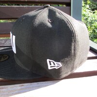 ブラックの「NEW ERAコラボベースボールキャップ」。 (C)2012 高橋慶太郎・小学館／ヨルムンガンド製作委員会