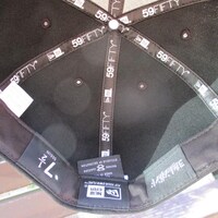 ブラックの「NEW ERAコラボベースボールキャップ」。 (C)2012 高橋慶太郎・小学館／ヨルムンガンド製作委員会