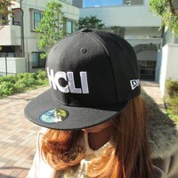 ブラックの「NEW ERAコラボベースボールキャップ」。 (C)2012 高橋慶太郎・小学館／ヨルムンガンド製作委員会