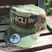 迷彩柄の「NEW ERAコラボワークキャップ」。 (C)2012 高橋慶太郎・小学館／ヨルムンガンド製作委員会