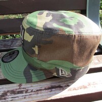 迷彩柄の「NEW ERAコラボワークキャップ」。 (C)2012 高橋慶太郎・小学館／ヨルムンガンド製作委員会