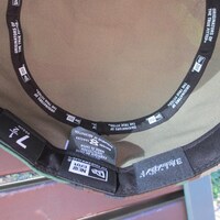 迷彩柄の「NEW ERAコラボワークキャップ」。 (C)2012 高橋慶太郎・小学館／ヨルムンガンド製作委員会