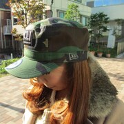 迷彩柄の「NEW ERAコラボワークキャップ」。 (C)2012 高橋慶太郎・小学館／ヨルムンガンド製作委員会