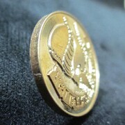 「真鍮ピンバッジセット」のナイトナインマーク。 (C)2012 高橋慶太郎・小学館／ヨルムンガンド製作委員会