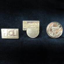 「真鍮ピンバッジセット」 。(C)2012 高橋慶太郎・小学館／ヨルムンガンド製作委員会