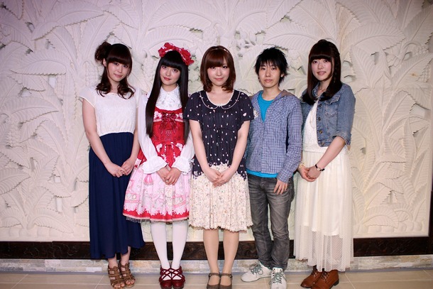 写真左から荻上千佳役の山本希望、吉武莉華役の上坂すみれ、矢島美怜役の内山夕実、波戸賢二郎の男声を演じる山本和臣、同じく波戸が女装した「男の娘」状態を演じる加隈亜衣。