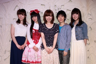 写真左から荻上千佳役の山本希望、吉武莉華役の上坂すみれ、矢島美怜役の内山夕実、波戸賢二郎の男声を演じる山本和臣、同じく波戸が女装した「男の娘」状態を演じる加隈亜衣。