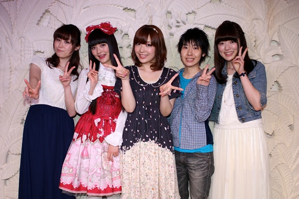 写真左から荻上千佳役の山本希望、吉武莉華役の上坂すみれ、矢島美怜役の内山夕実、波戸賢二郎の男声を演じる山本和臣、同じく波戸が女装した「男の娘」状態を演じる加隈亜衣。