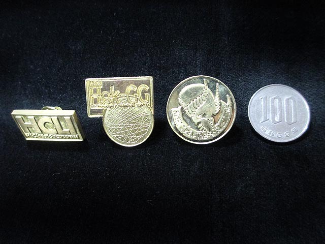 「真鍮ピンバッジセット」 のサイズ比較。 (C)2012 高橋慶太郎・小学館／ヨルムンガンド製作委員会