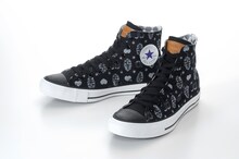 「【ジョジョの奇妙な冒険】 ALL STAR HI / JO」価格は1万290円。石仮面と「JO」のロゴをモノグラム風にデザイン。石仮面の闇の力をイメージし、モノトーンで仕上げられた。(C)荒木飛呂彦/集英社・ジョジョの奇妙な冒険製作委員会