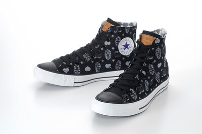「【ジョジョの奇妙な冒険】 ALL STAR HI / JO」価格は1万290円。石仮面と「JO」のロゴをモノグラム風にデザイン。石仮面の闇の力をイメージし、モノトーンで仕上げられた。(C)荒木飛呂彦/集英社・ジョジョの奇妙な冒険製作委員会