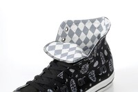 裏地はダイヤ柄。(C)荒木飛呂彦/集英社・ジョジョの奇妙な冒険製作委員会