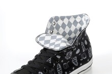 裏地はダイヤ柄。(C)荒木飛呂彦/集英社・ジョジョの奇妙な冒険製作委員会