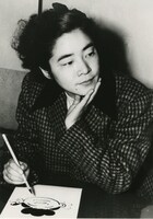 長谷川町子、サザエさんを描く (C)長谷川町子美術館